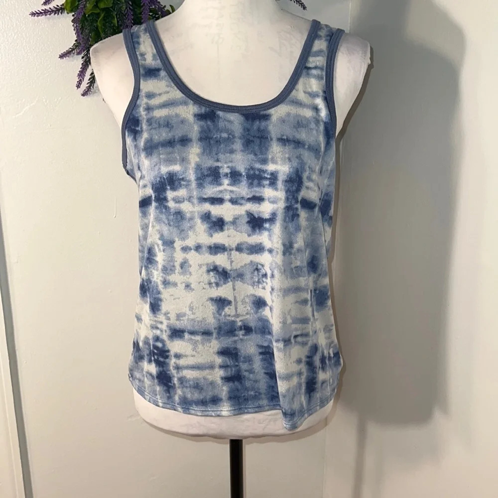 Lucky brand, M, Blue & white tie-dye pattern with a hi/lo hem, ridiculously soft